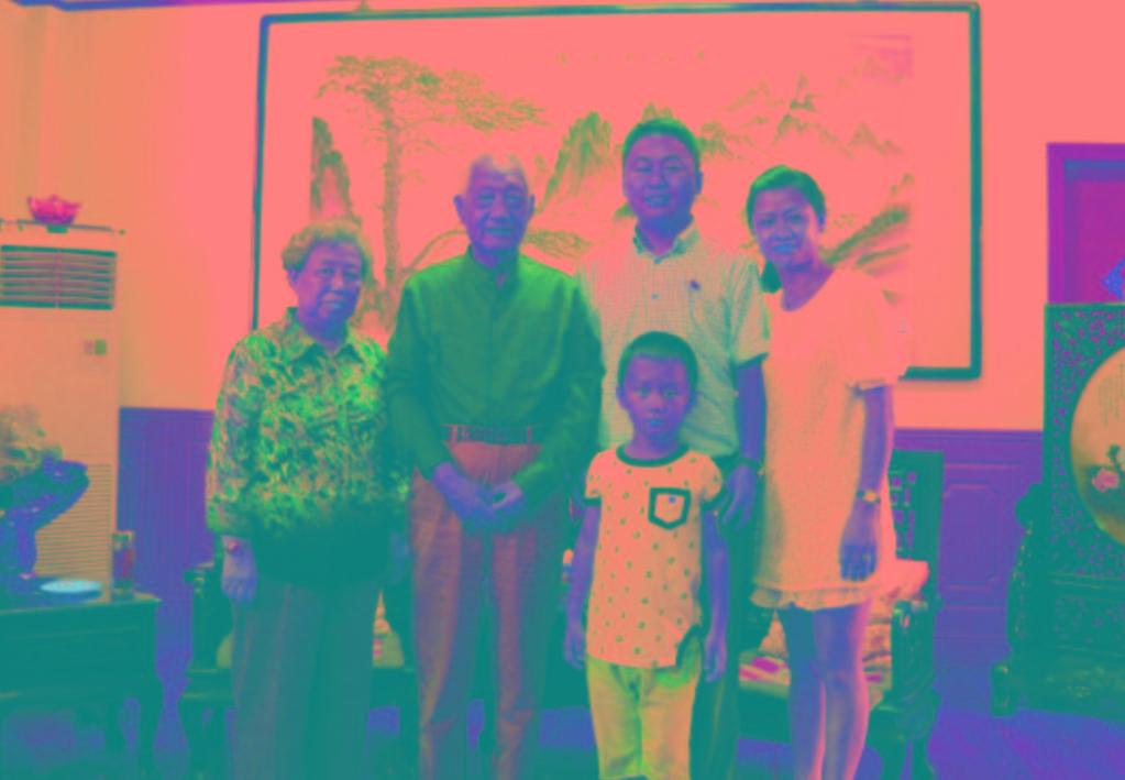 與原南京軍區(qū)政委方祖岐上將夫婦合影留念。